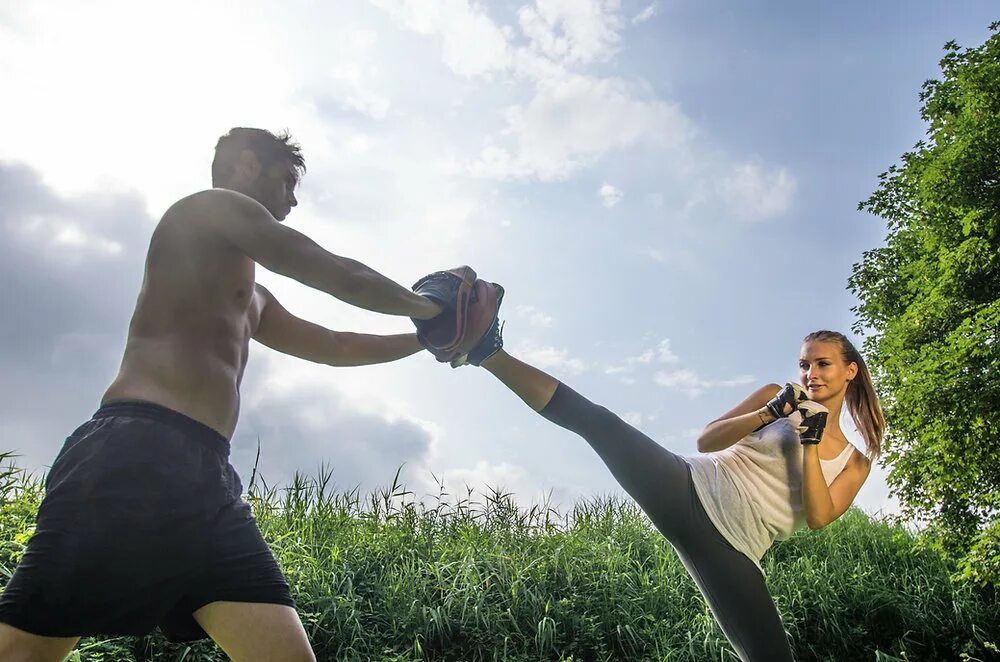 Бокс сток. Боксер спортсмен. Боксер спортсмен. Его бьют спортсмены. Мешок на спортсмене.