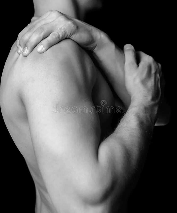 Мужское плечо. Мужская рука на плече. Крепкие плечи мужчин. Женская рука на плече.