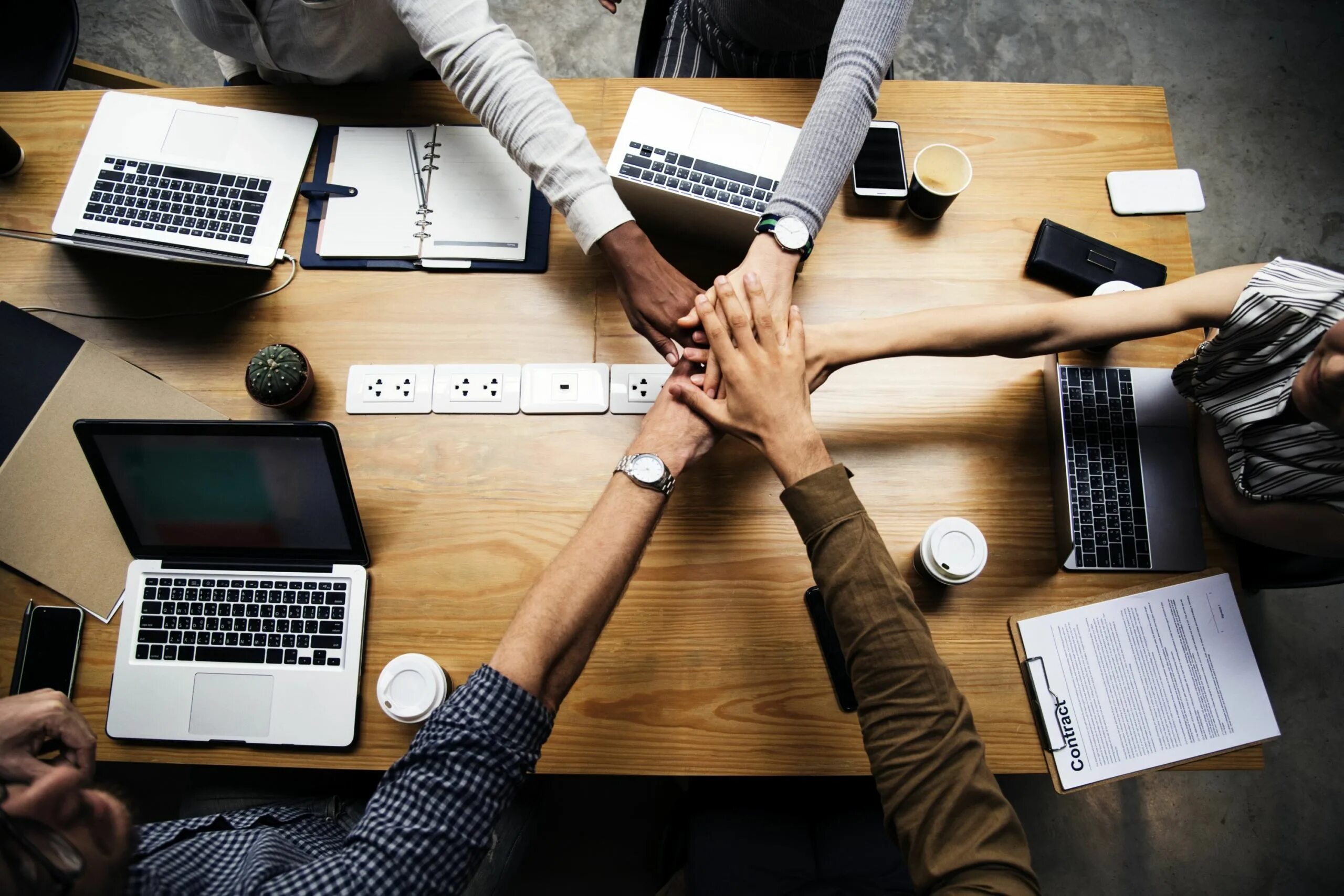 Радостные люди в офисе. Your company experience. Маркетолог иллюстрация. Деловое администрирование. Деловая встреча.