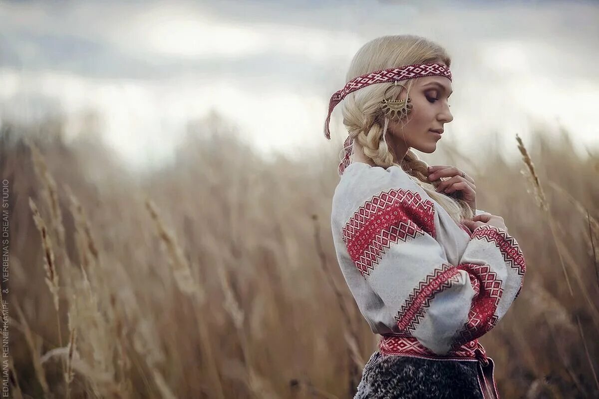 Берегиня шишкин славянская богиня. Девушка с котенком. Левушка чудо звери славянка. Левушка чудо звери славянка. Богиня лада.