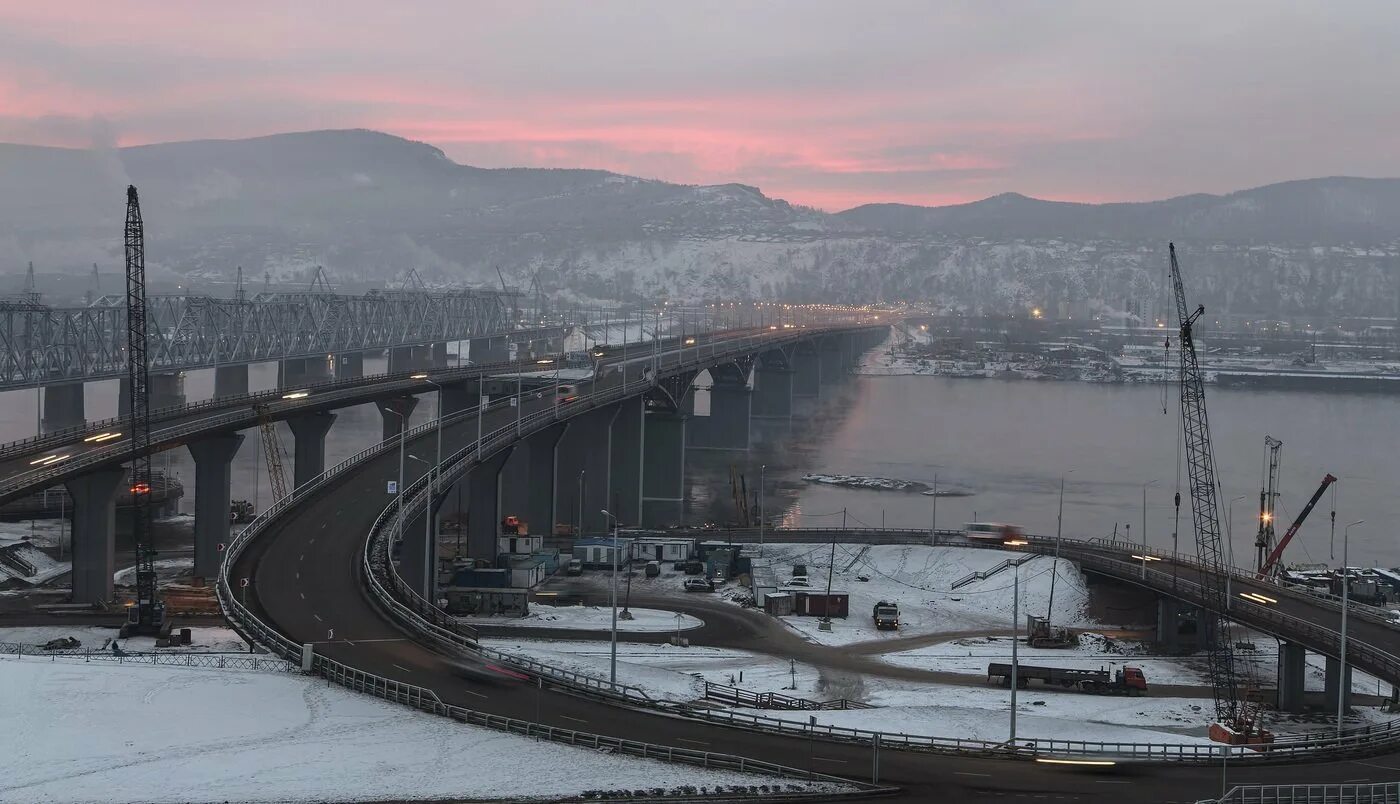 В красноярске на николаевском мосту. Николаевский мост Красноярск. Мост Енисей Красноярск. Коммунальный мост через Енисей в Красноярске. Четвертый мост Красноярск.