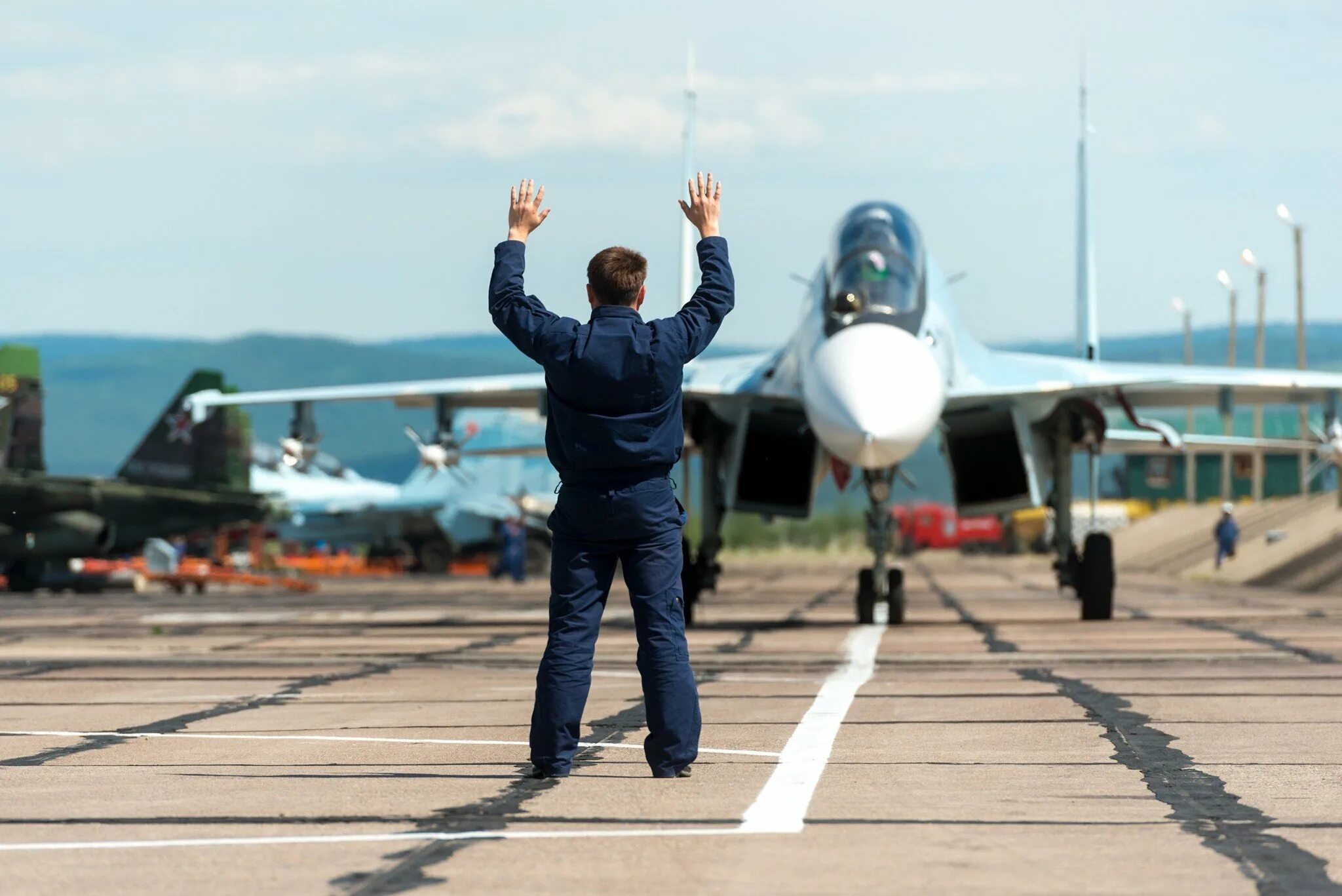 Полеты российских самолетов. Военный самолет на аэродроме. Военный летчик. Летчик аэродром военный. Самолеты на аэродроме ВВС.