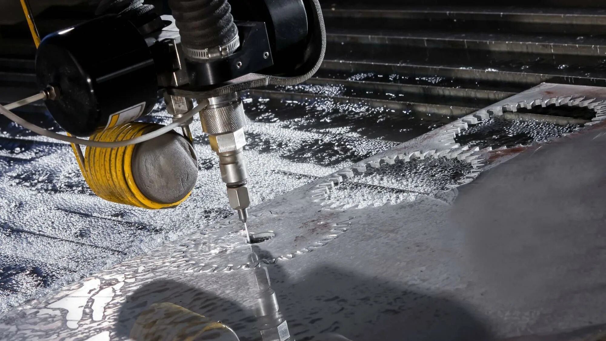 Вода режет металл. Гидроабразивная резка Waterjet. Гидрорез Water Jet. Станок гидрорезка металла. Ватерджет резка.