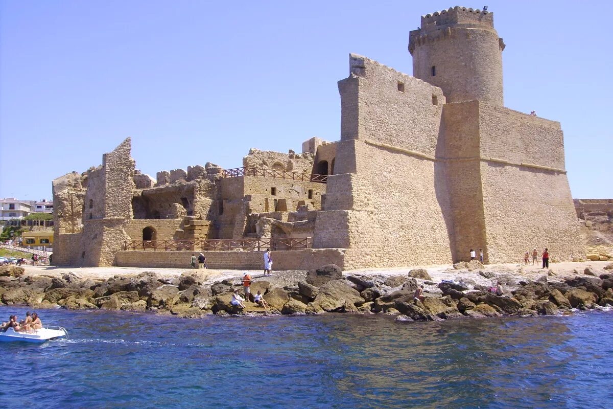 Кротон город в италии. Crotone италия. Кротон город в италии. Кротоне калабрия, италия. Кротон город в италии.