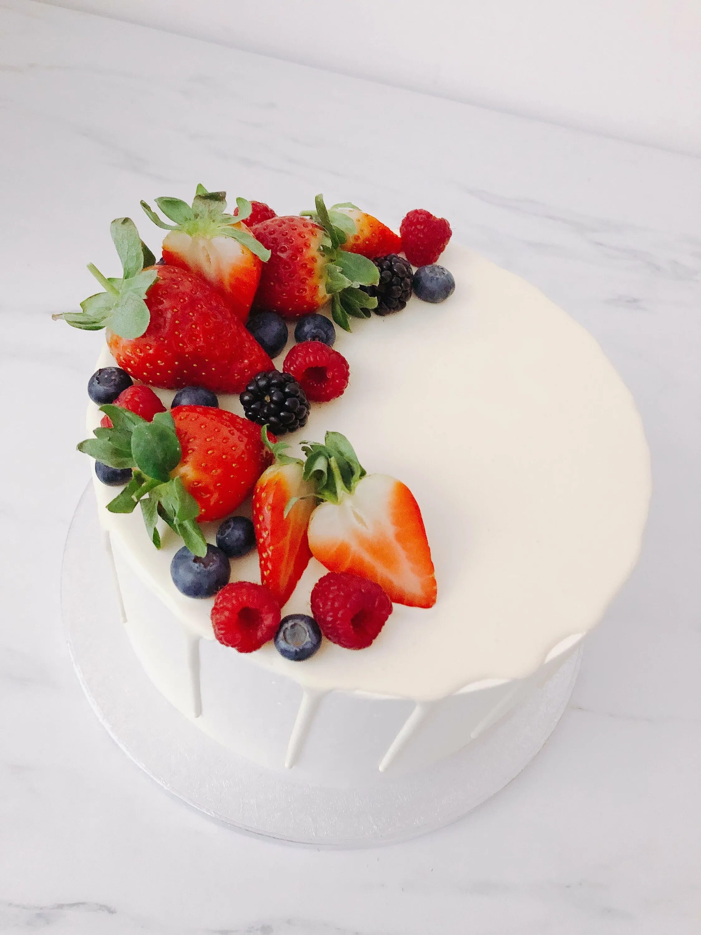 Торт с клубникой и голубикой. Торт с ягодным декором. Украшение торта ягодами. Торт с украшением из ягод. Украшение торта клубникой.