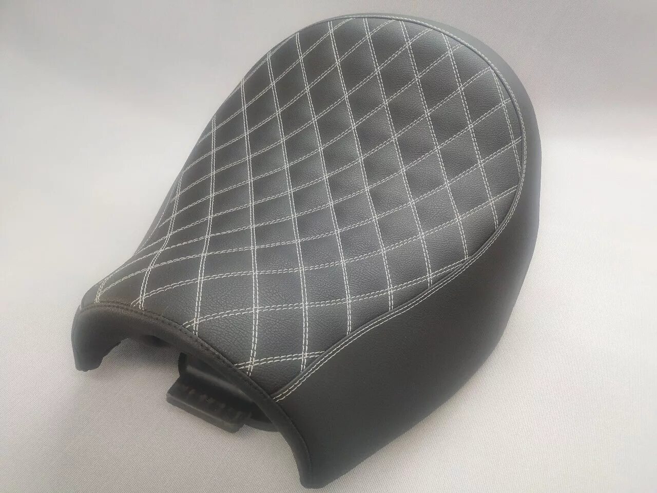 Обтяжка мебели. Под перетяжку. Обивка дверных карт газ 3110. Экокожа ткань мерседес 221. Оплетка на руль санг енг кайрон.