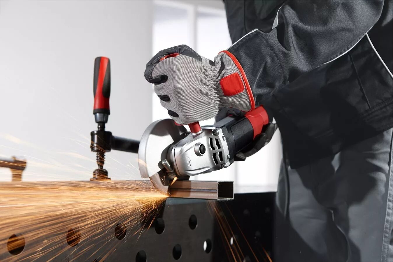 Bosch gws 18-125 sl. Плазмотрон hb2000. Резка металла механизированным инструментом с образованием искр. Распил металла. Резка металла механизированным инструментом с образованием искр.