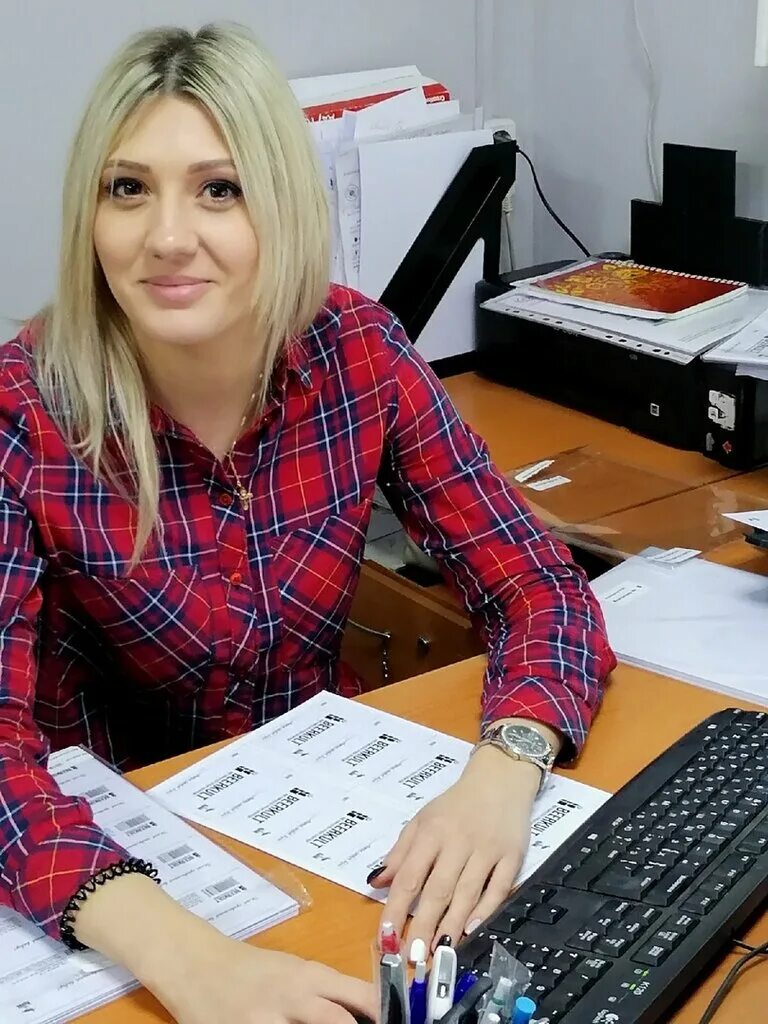 деловая девушка. открыта вакансия на должность. открыты вакансии на должность. сотрудница офиса. девушка в костюме в офисе.