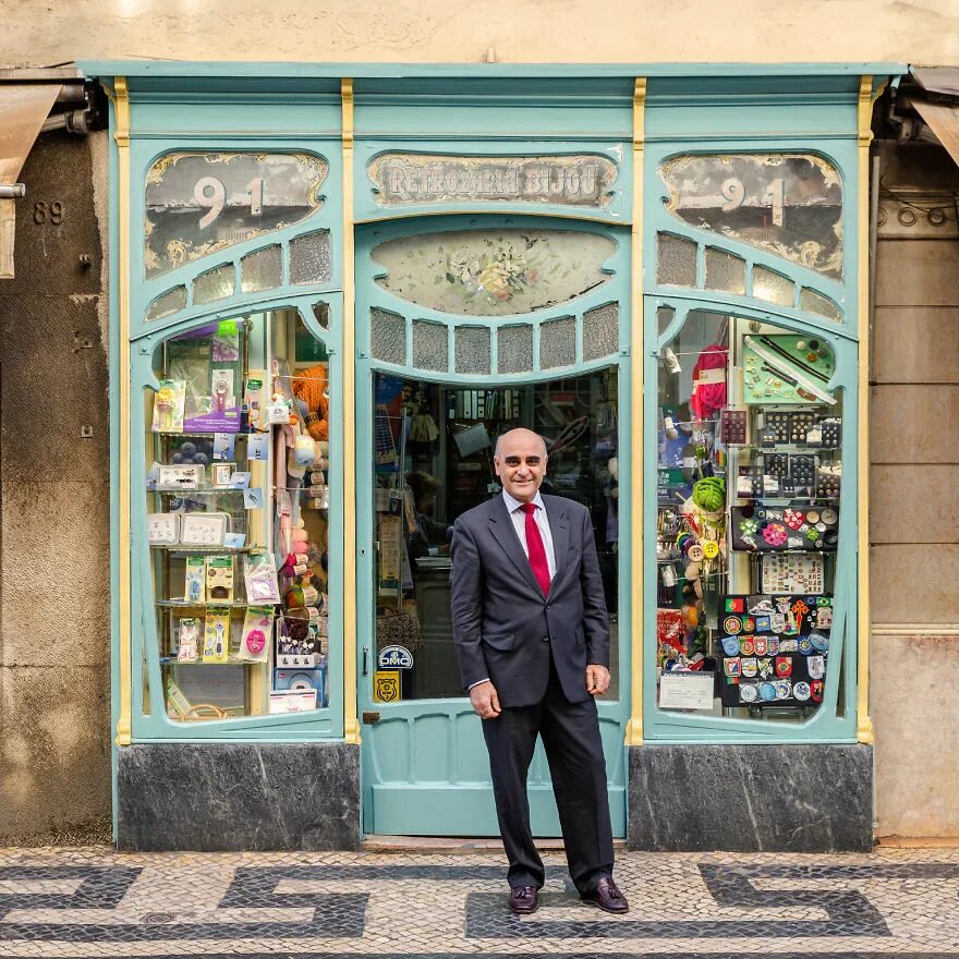 Книжный магазин Бертранд Лиссабон. Красивые витрины книжного магазина. Европейские витрины. Витрины американских магазинов. Старейшие витрины