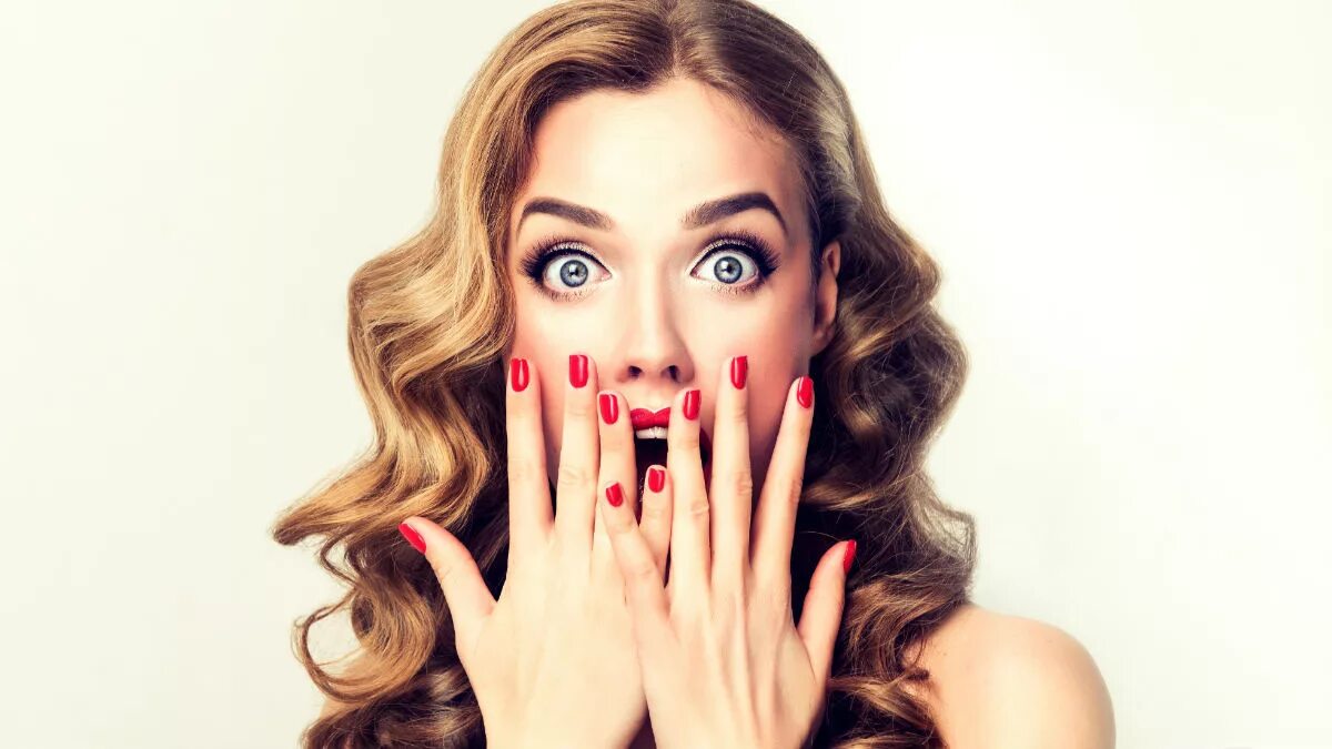 Удивленная блондинка. Удивленная модель. Удивленное лицо девушки. Удивленная модель. Девушка удивление.