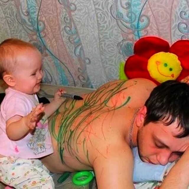 дети беспорядок в доме. пока папа нету дома. отцы и дети мемы. маленькие дети занялись этим в реальной жизни. папа играет в танки.