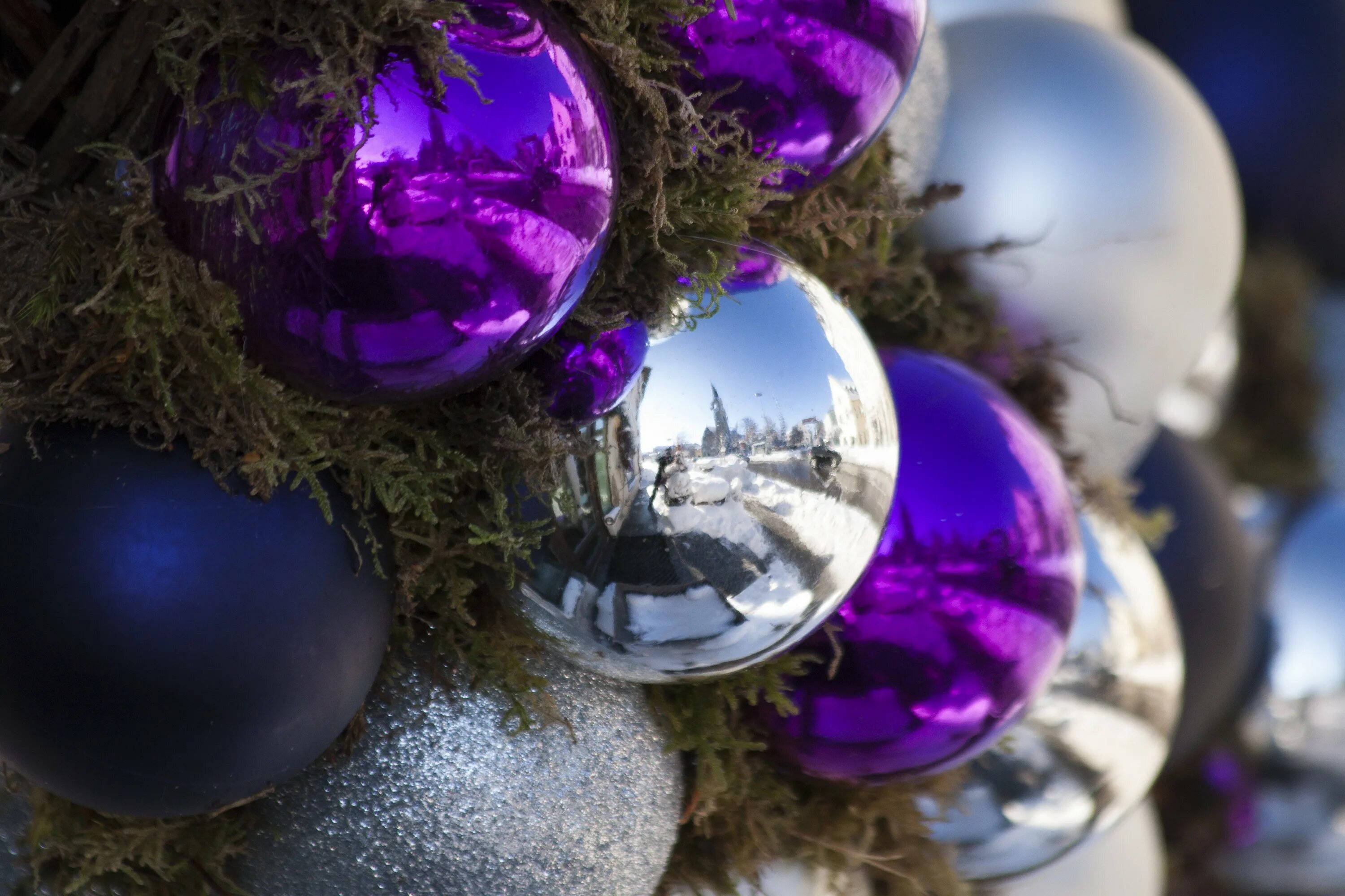 Зелено фиолетовый шар. Красивые новогодние шары. Фиолетовые новогодние шары. Фиолетовые елочные игрушки. Фиолетовые новогодние украшения.
