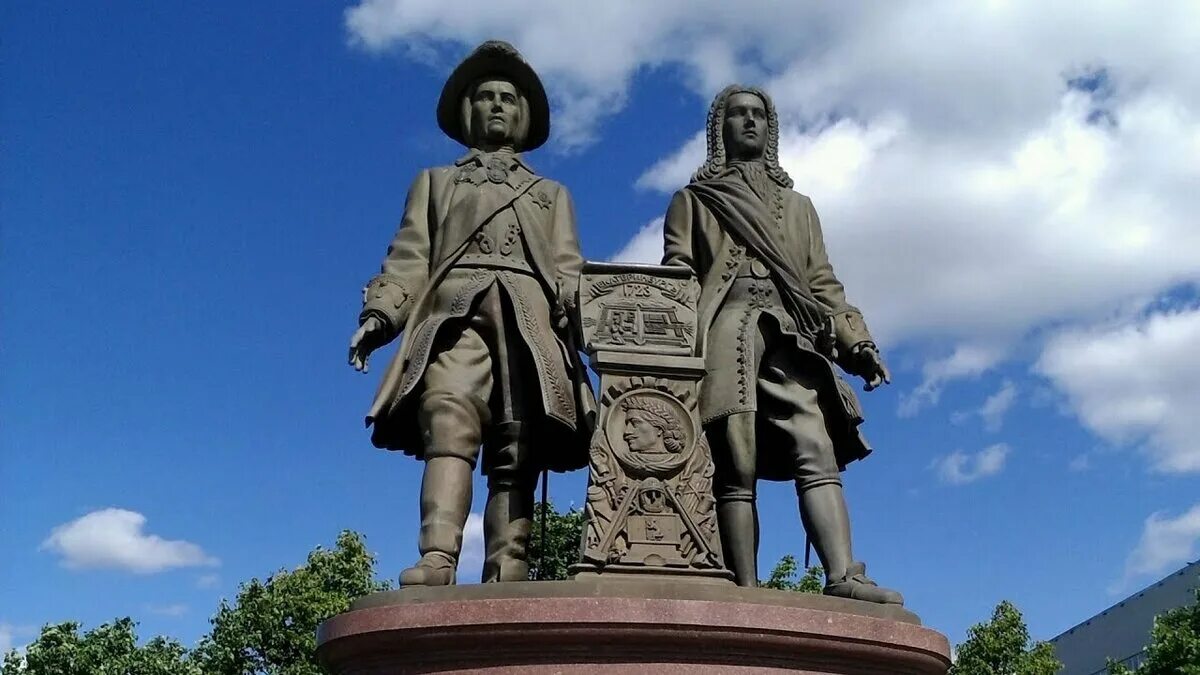 Екатеринбург Татищев и де Генин. Татищев памятник в Екатеринбурге. Памятник де Генину и Татищеву в Екатеринбурге. Татищев и де Генин памятник. Отцы основатели россии