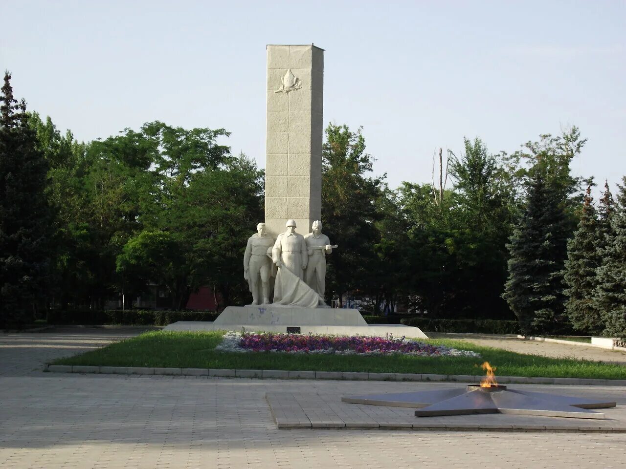 Каменск шахтинский в контакте. Каменск Шахтинский мемориальный комплекс. Каменск-Шахтинский мемориал воинской славы. Вечный огонь в Каменске Шахтинском. Площадь труда Каменск-Шахтинский.