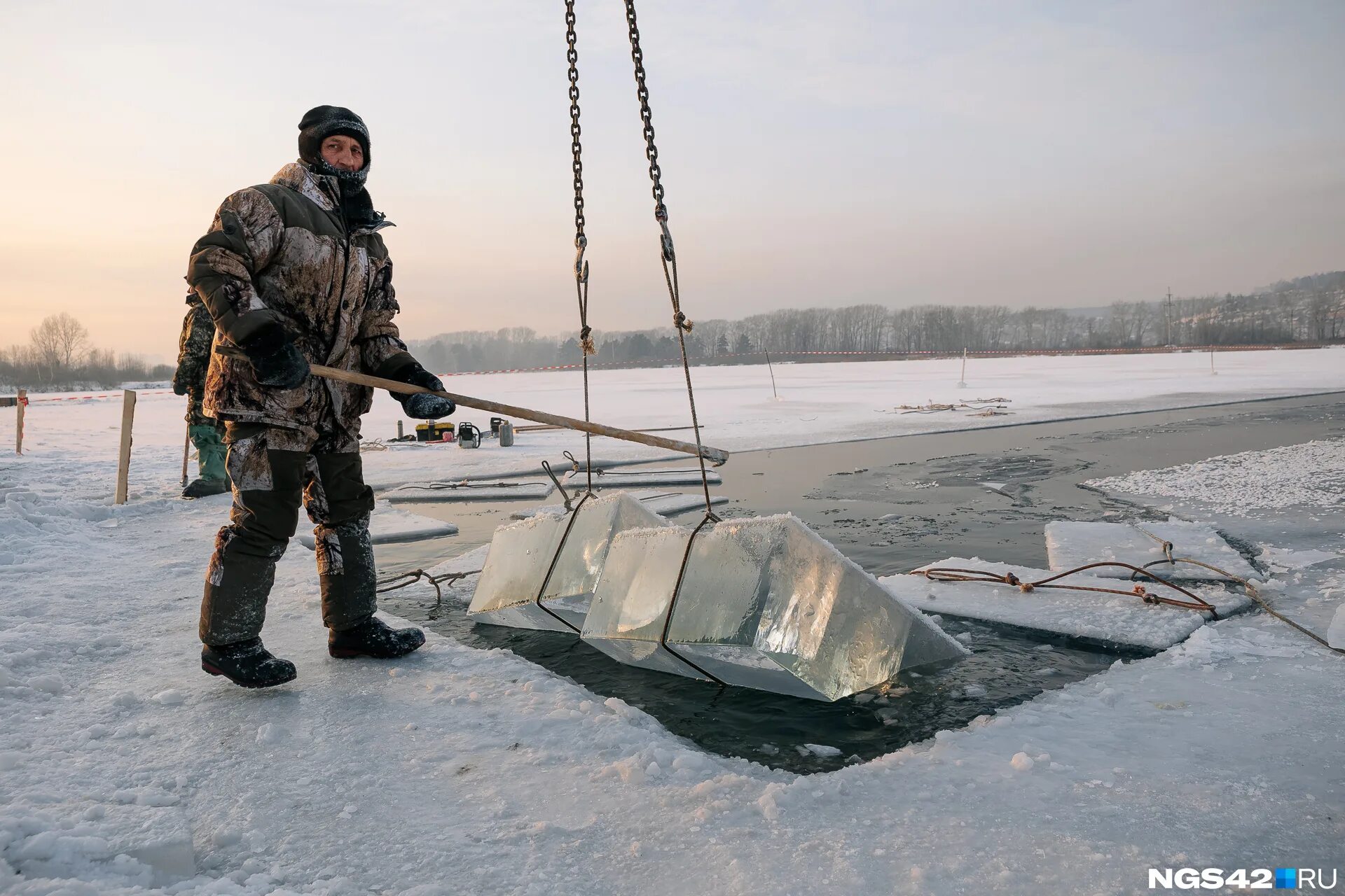 Заготовка льда для ледовых городков. Заготовка льда для ледовых городков. Лед для ледовых городков. Добыча льда. Заготовка льда.