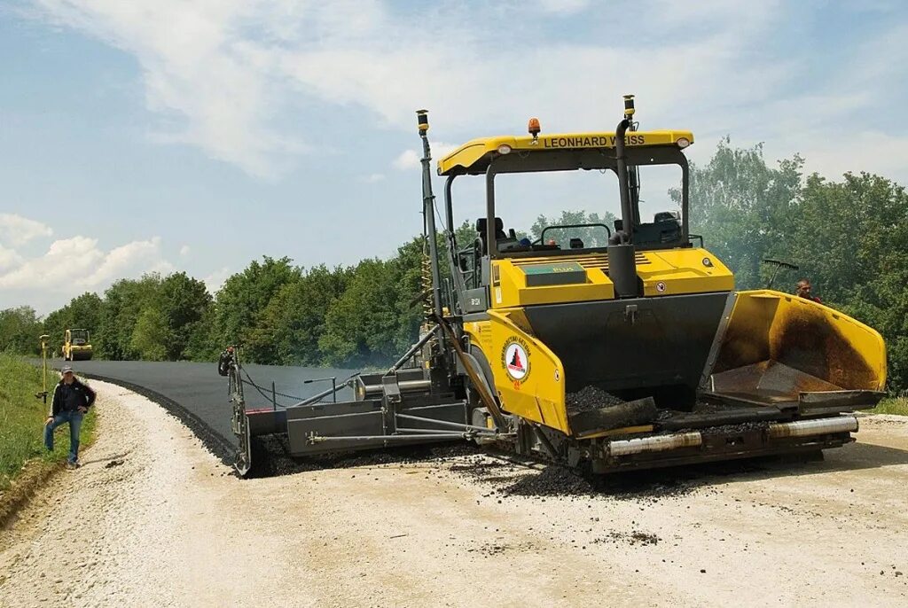 Дорожно строительное производство. Асфальтоукладчик LEEBOY 5000. John Deere асфальтоукладчик. Асфальтоукладчики HYDROG RAL 4500. Машина для укладки асфальта.