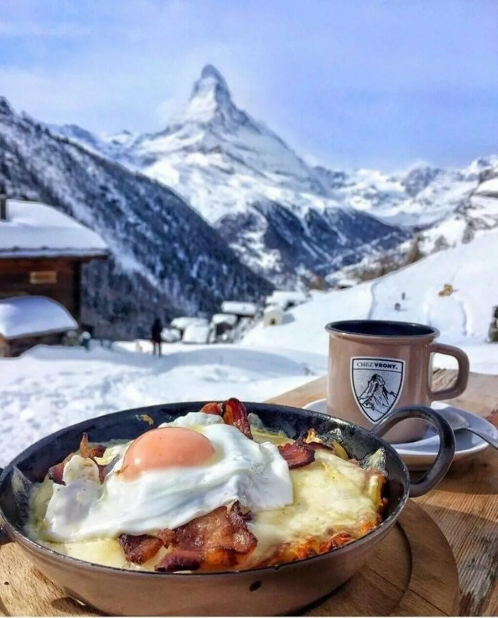 Церматт Маттерхорн завтрак. Зимний завтрак. Завтрак в Альпах. Красивый завтрак в горах. Завтрак зимой фото