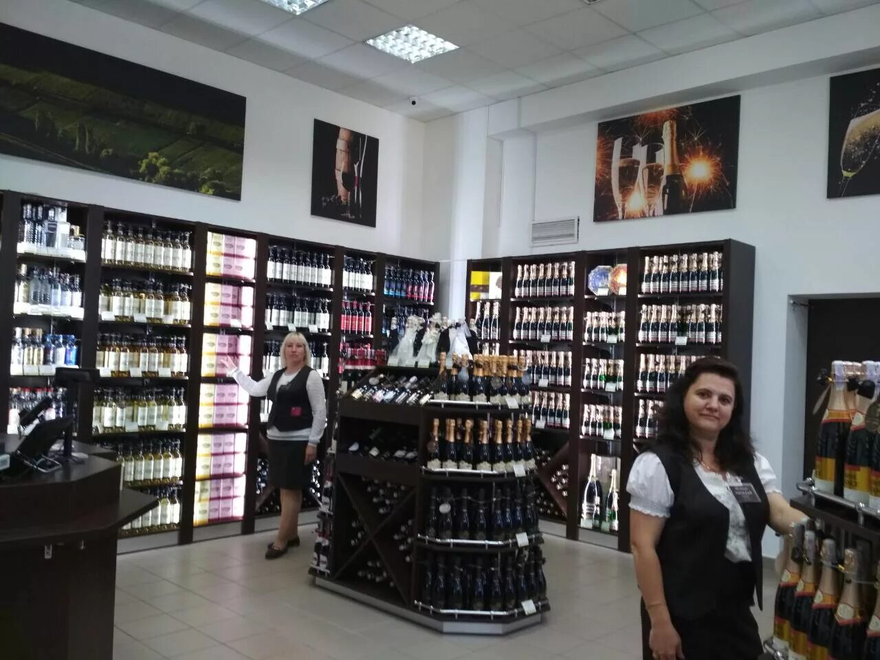 Минский завод игристых вин. Абрау дюрсо грот магазин фирменный. Магазины шампанских вин. Магазин игристых вин в минске фирменный завода. Магазин игристых вин в минске фирменный завода.