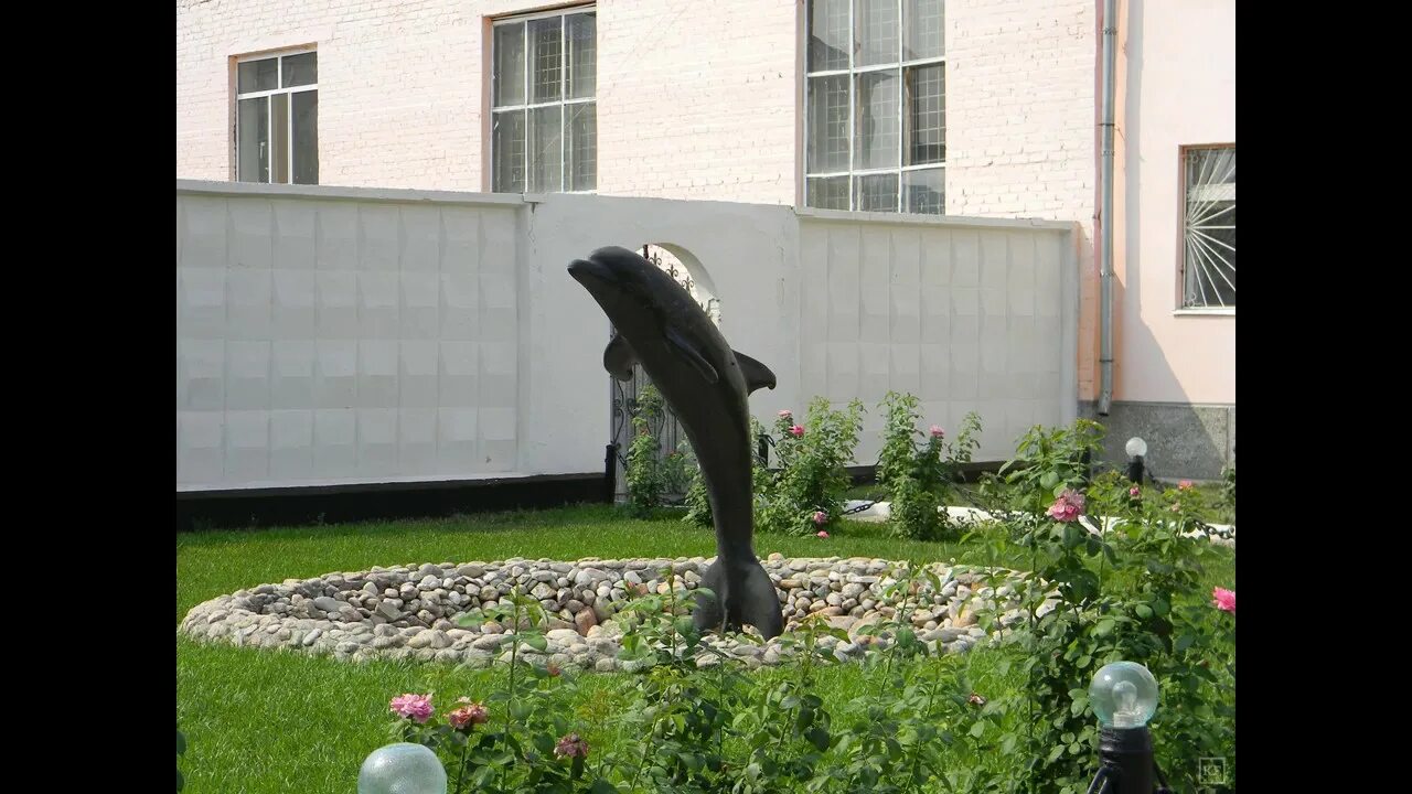 Фонтанчик с черным дельфином. Фонтан черный Дельфин тюрьма. Оренбург фонтан с дельфином. Оренбург фонтан с черным дельфином. Черный дельфин песня слова