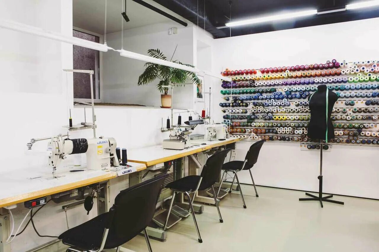 дизайнер одежды. швея. оборудование для швейного цеха. вакансии ателье москва. индпошив фото работ.