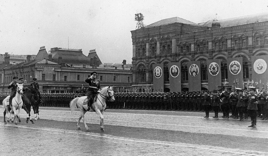 Первый парад победы состоялся в москве 24 июня 1945 года. Парад 24 июня 1945 года в москве на красной площади. Парад победы ссср 1945. Парад победы 1945 г в москве. Парад победы 9 мая 1945 года на красной площади в москве.