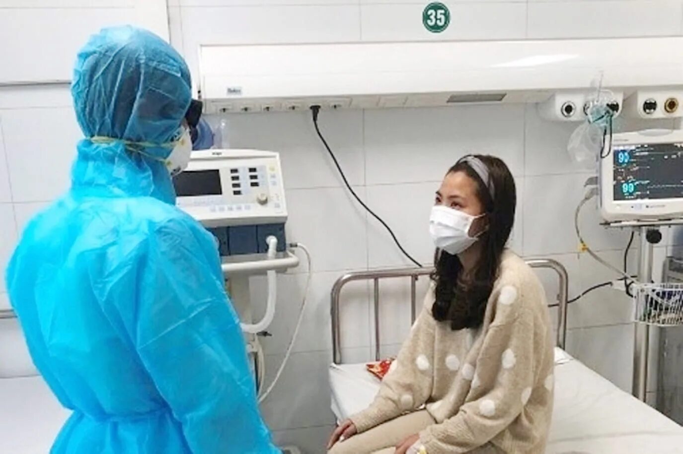 медики инфекционисты. тяжёлый в больнице пациент. кладбище в россии. фото людей больных коронавирусом. лица медиков после масок.