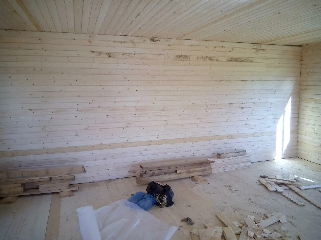 Отделка стен вагонкой. Вагонка на даче. Расценки, обшивка вагонкой, за кв,м. Расценки обшивка евровагонкой. Горизонтальная укладка вагонки на стену.
