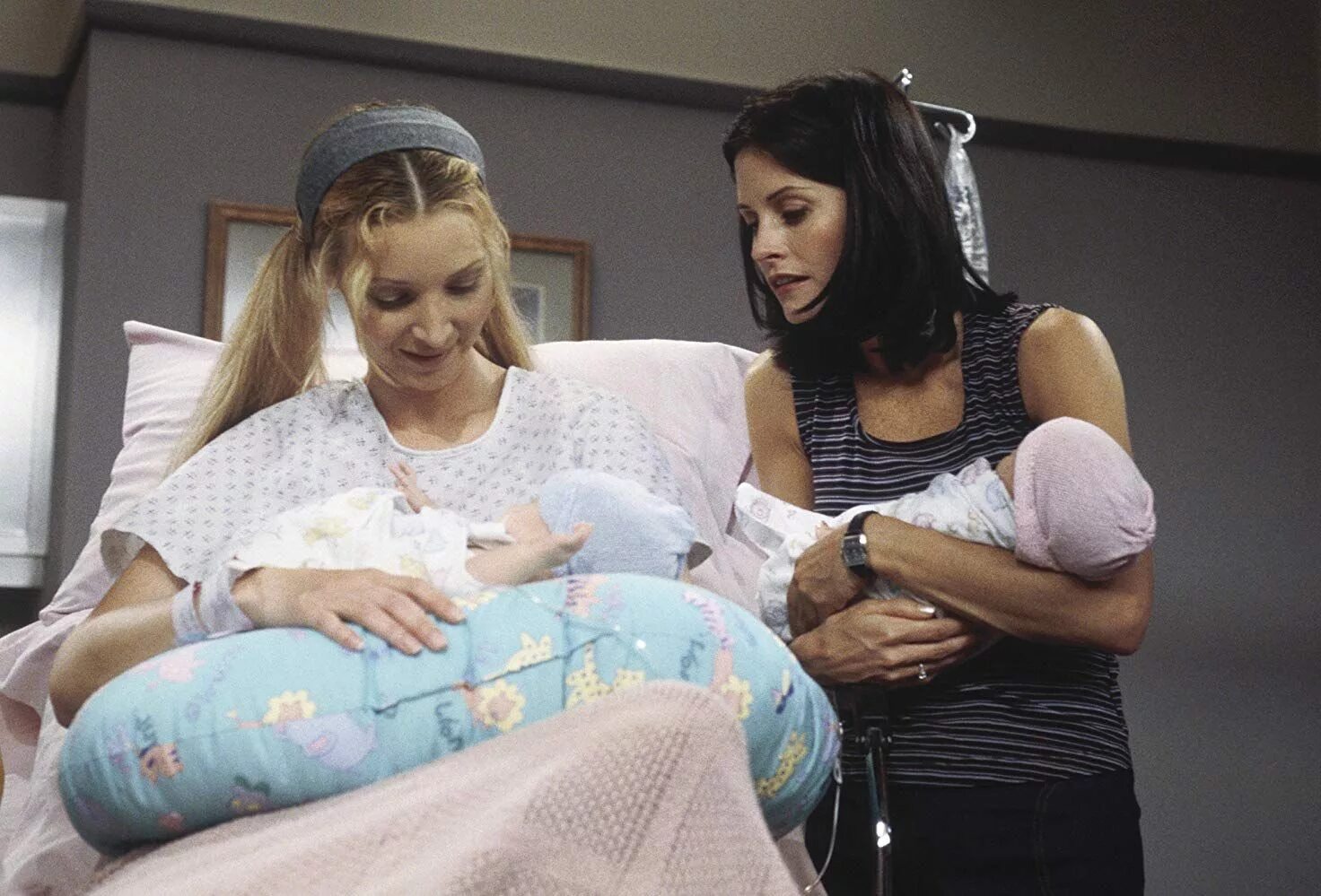 на другой а она рожала