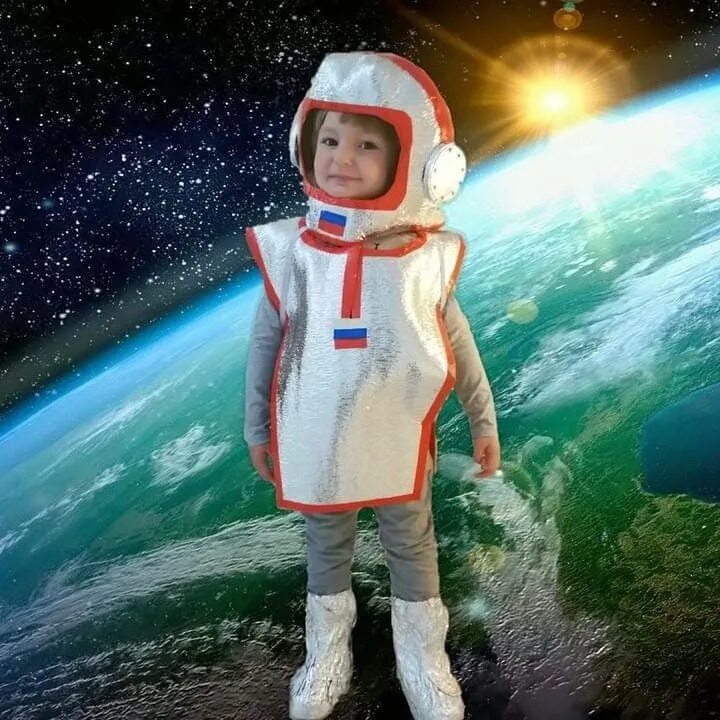 Костюм космонавта для девочки. Костюм Космонавта. Костюм Космонавта для детей. Костюм на день космонавтики.