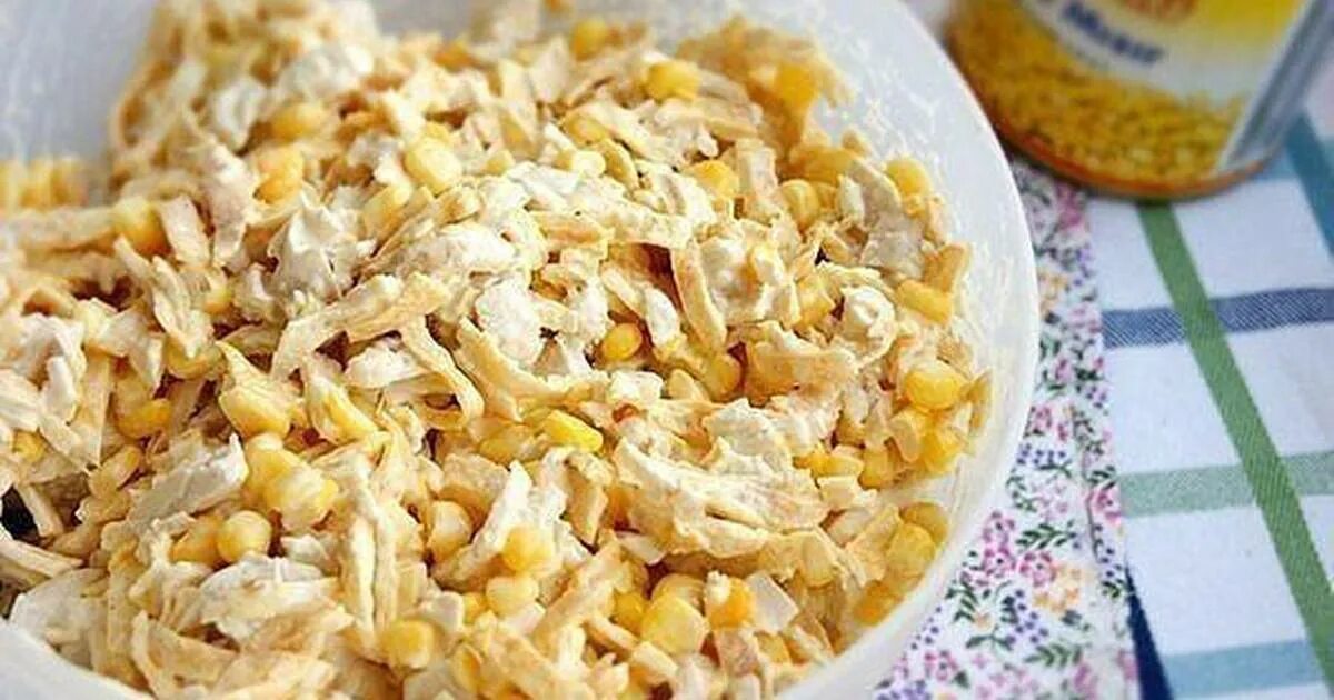 Салат курица блины лук. Салат с яичными блинчиками и курицей. салат с блинчиками из яиц и курицей. салат с блинами и кукурузой. салат с яичными блинчиками и ветчиной.