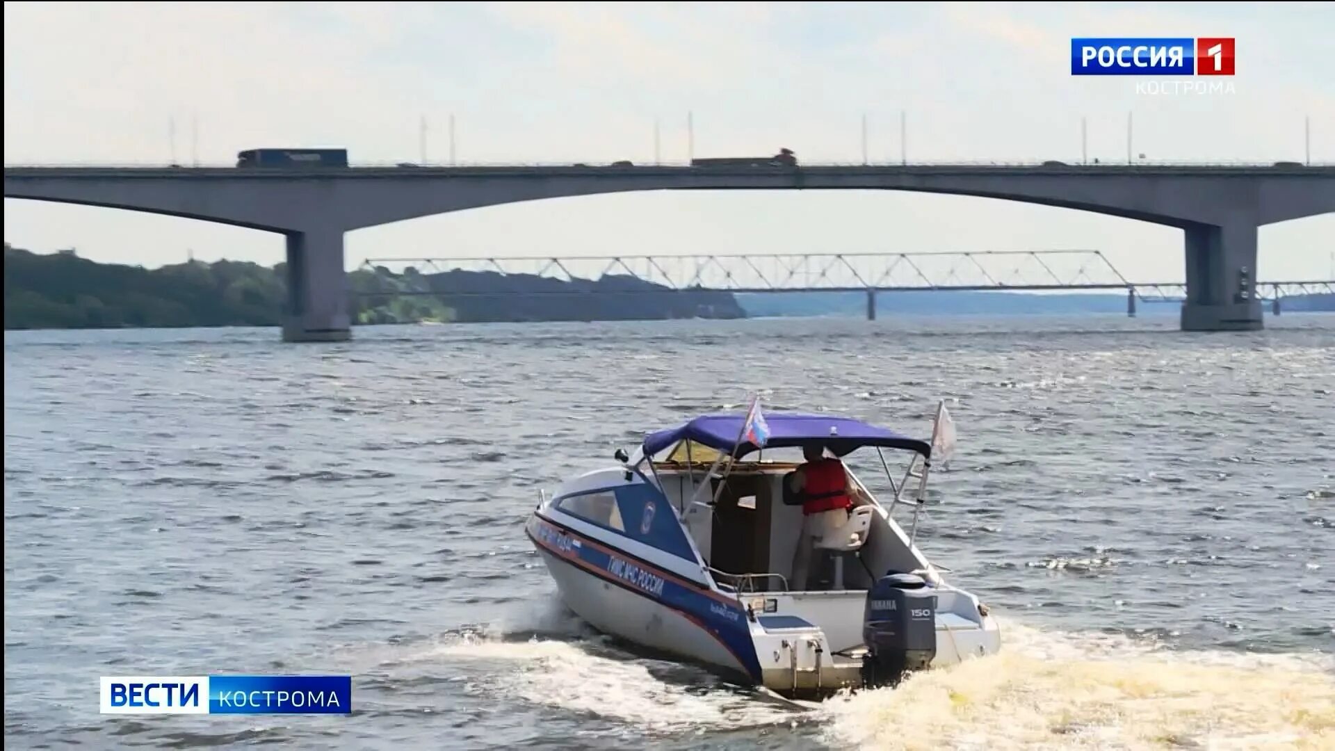 Спасатели на пляже Кострома. У спасателей у воде рупор. Суд у пруда Кострома. Центральная спасательная станция Санкт-Петербург.