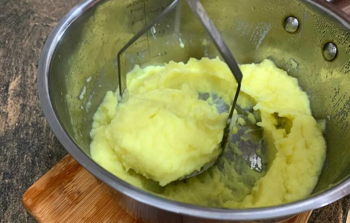 Варка картофеля для пюре. Приготовление картофельного пюре. пюре в кастрюле. приготовление пюре из картофеля. протирание картофельного пюре.