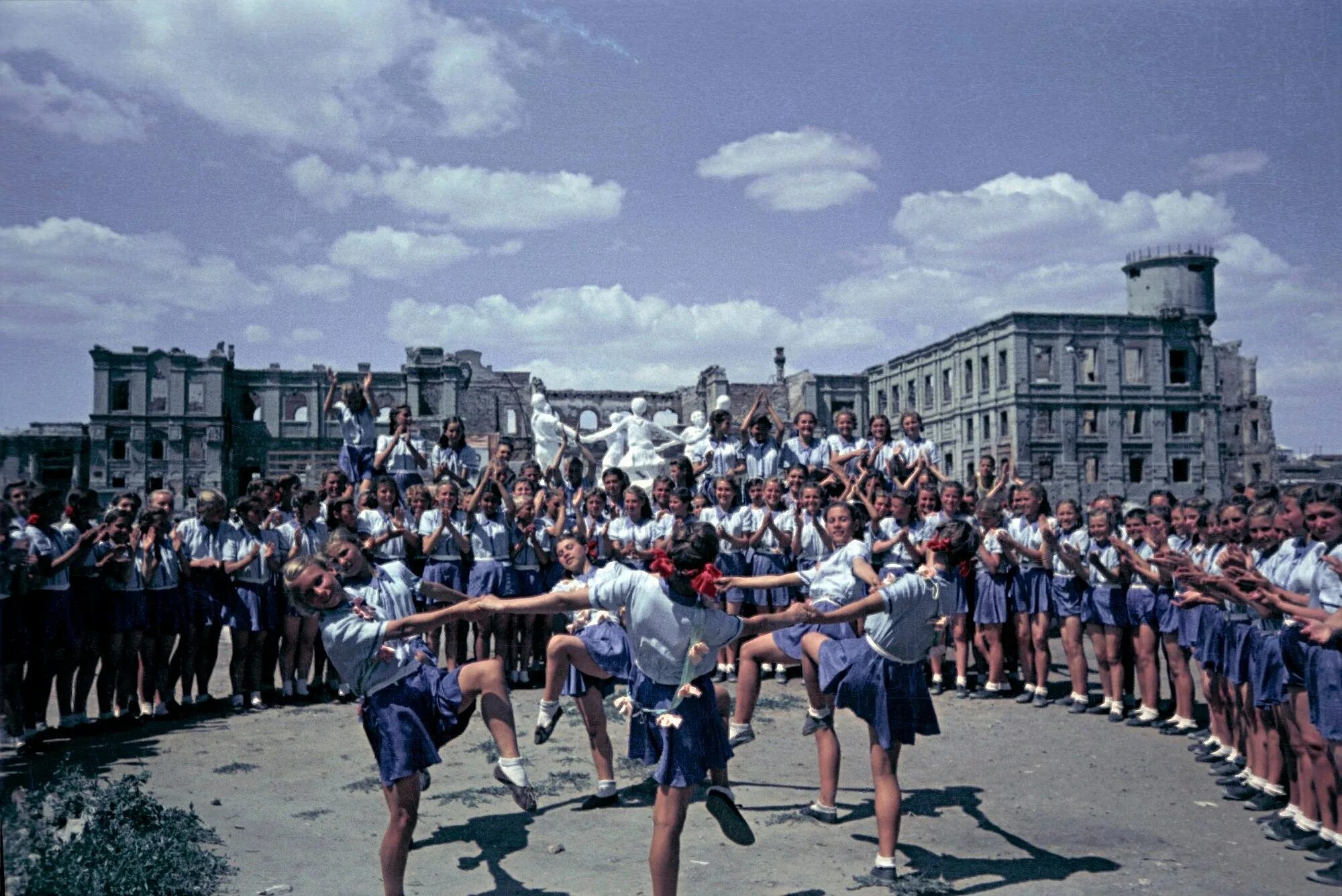 Мирное время группа. Сталинград 1945. Парад Победы в Сталинграде 1945. Сталинград после войны 1945. Парад физкультурников 1945.