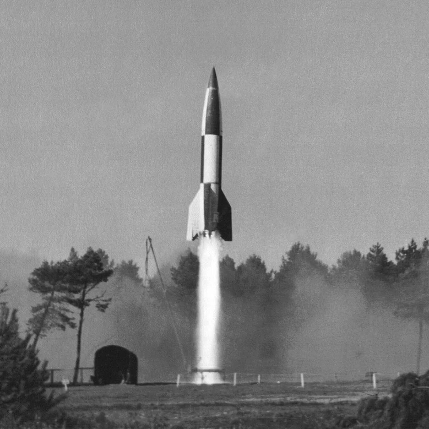 Самая первая баллистическая ракета. Первая баллистическая ракета ФАУ-2. ФАУ 2 Германия. Немецкая баллистическая ракета ФАУ-2. ФАУ-2 (V-2)ракета ФАУ-2 (V-2).