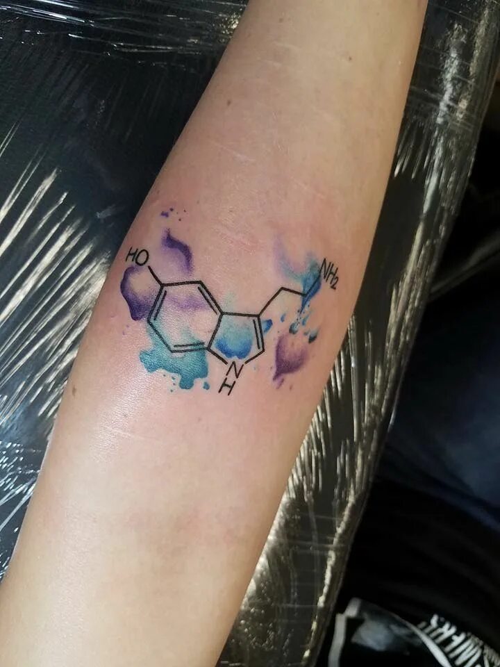 Тату серотонин и дофамин. Тату гормон серотонин. Тата серотонин. Окситоцин эндорфин дофамин тату. Тату формула счастья серотонин и дофамин.