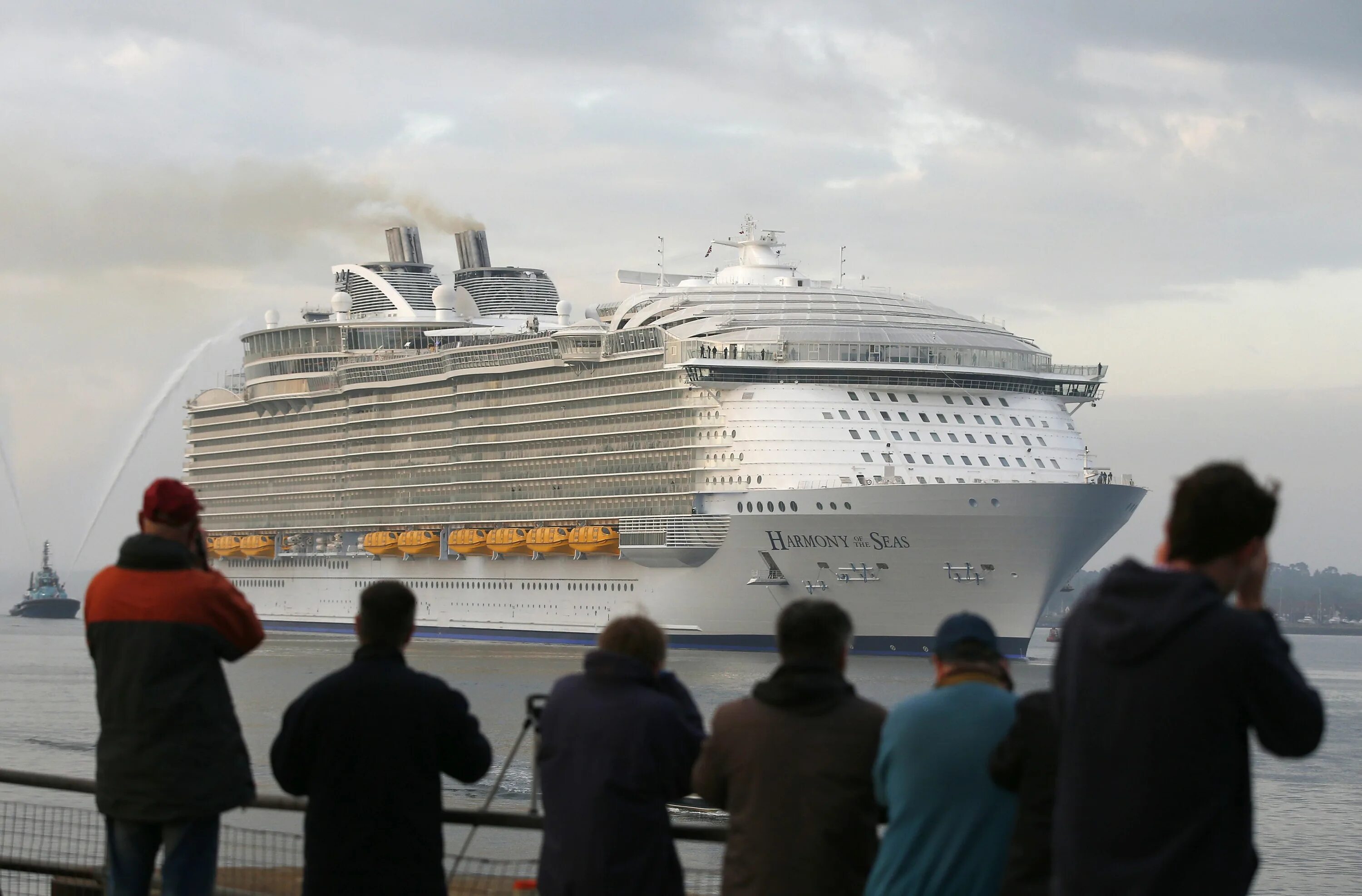 Длина самого большого корабля. Лайнер оазис морей и титаник. Oasis of the seas шлюпки. Harmony of the seas круизный лайнер. Symphony of the seas лайнер.