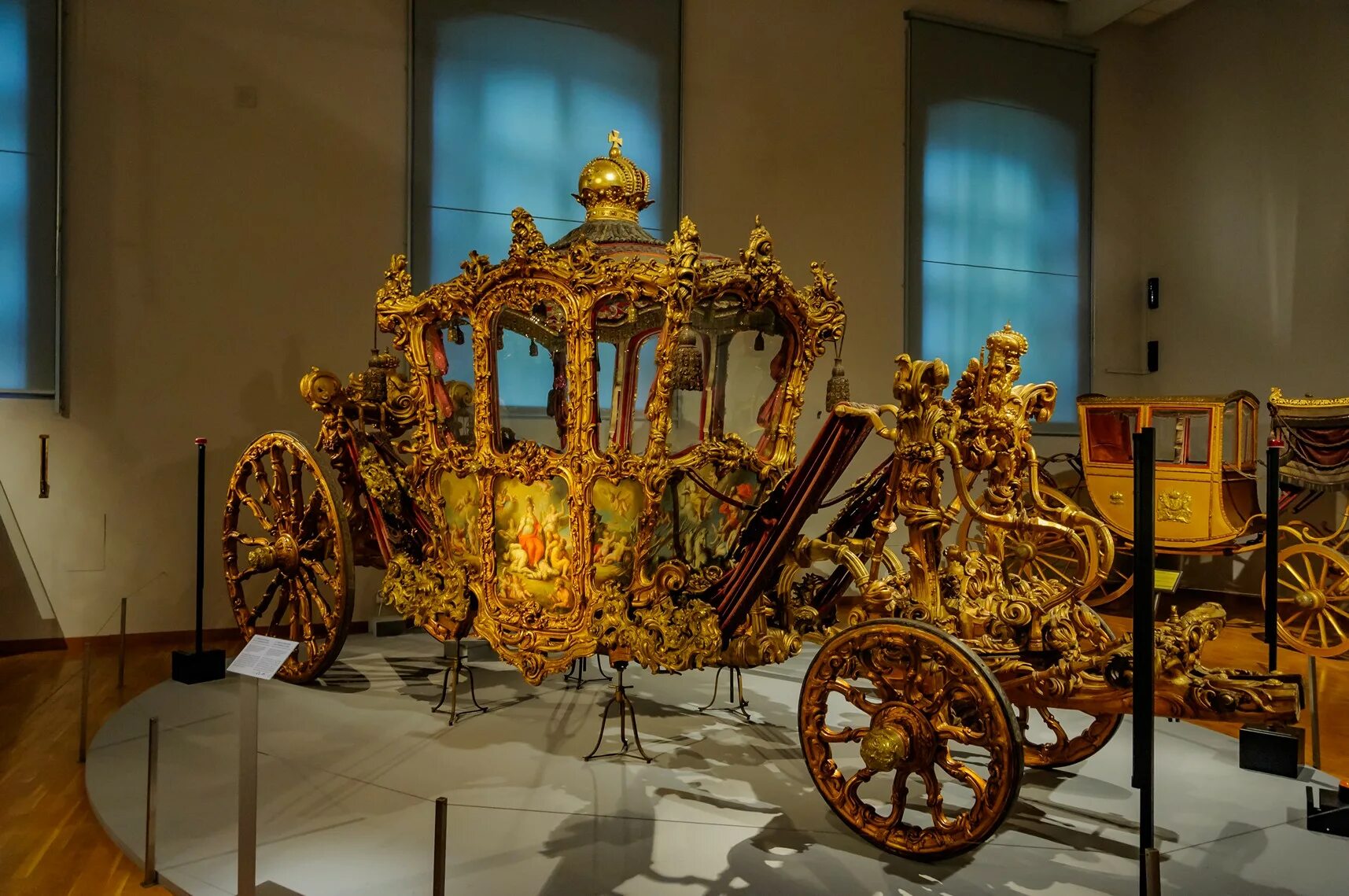 карета в эрмитаже. большая коронационная карета эрмитаж. коронационная карета екатерины 2. карета екатерины в эрмитаже. карета петра 1 в эрмитаже.
