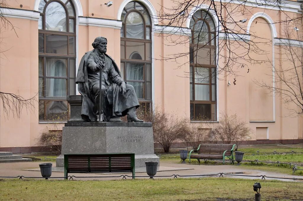 Памятник 2 писателям. Нейман памятник Тургеневу. Памятник Тургенева в Москве. Памятник Ивану Тургеневу Санкт Петербург. Памятник Тургеневу в Староманежном саду Петербург.