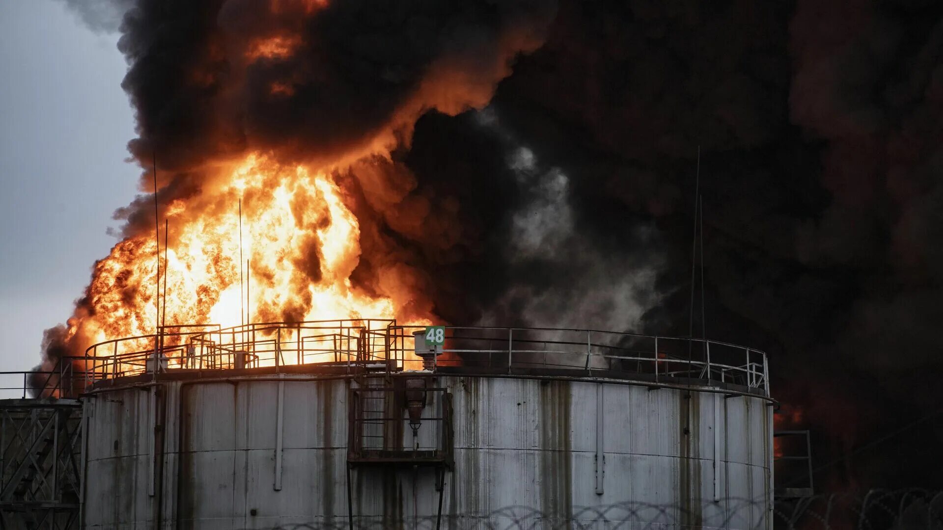 Взрыв и начало гореть - очевидцы о пожаре на нефтебазе в Севастополе - РИА Новос