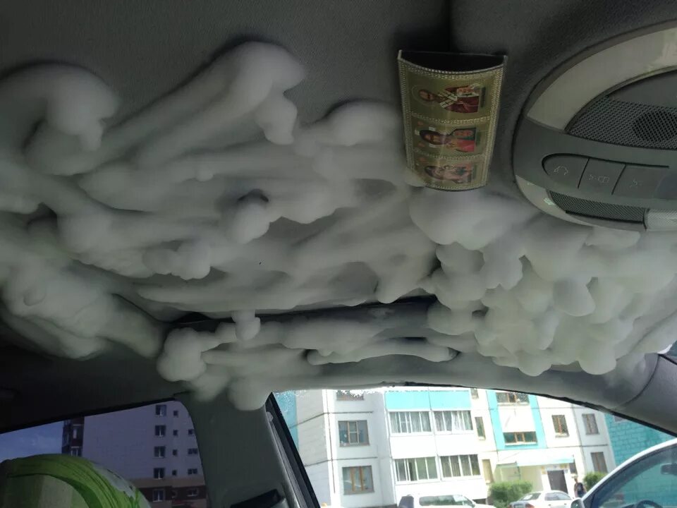 Как почистить потолок в машине. Химчистка потолка автомобиля. Автомобильная пена для чистки потолка. Помыть обшивку потолка автомобиля. Химчистка потолка в машине.