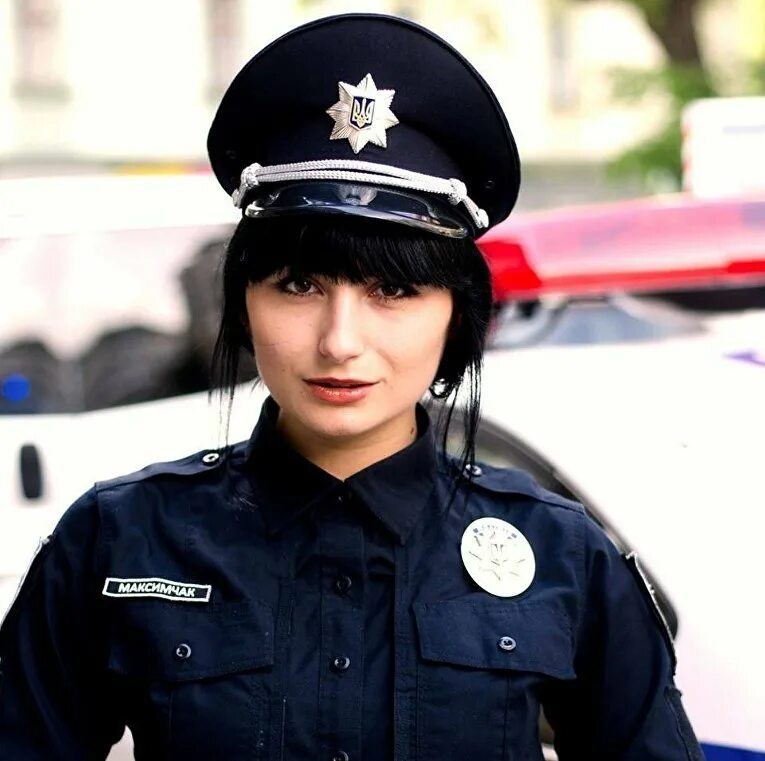 Где живут полиция. Женщина полицейский. Украинские женщины полицейские. Девушки полицейские патрулируют.