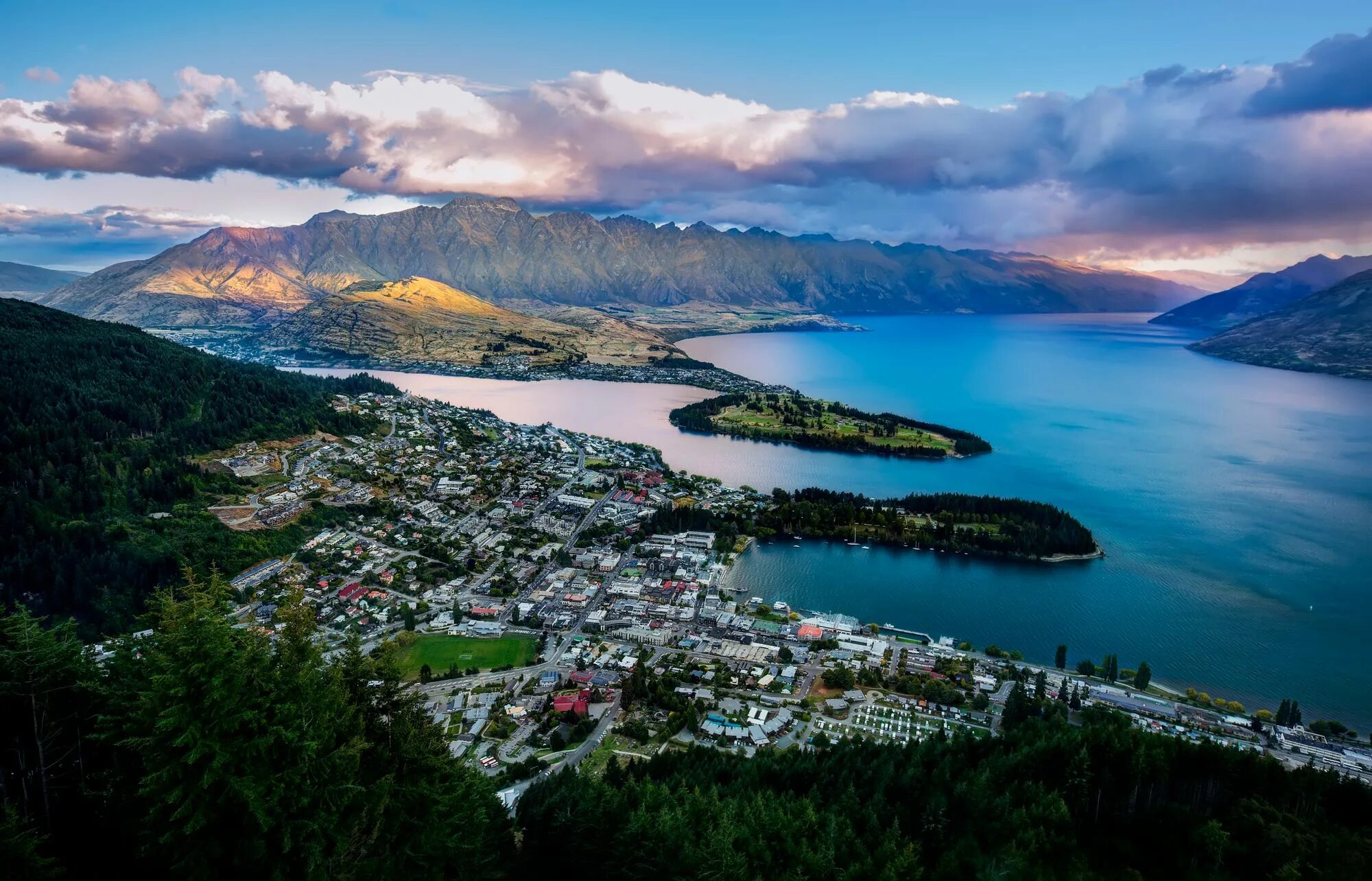 New zealand consists. Квинстаун новая Зеландия. Куинстаун (новая Зеландия) озеро. Горы Квинстауна новая Зеландия. Квинстаун новая Зеландия климат.