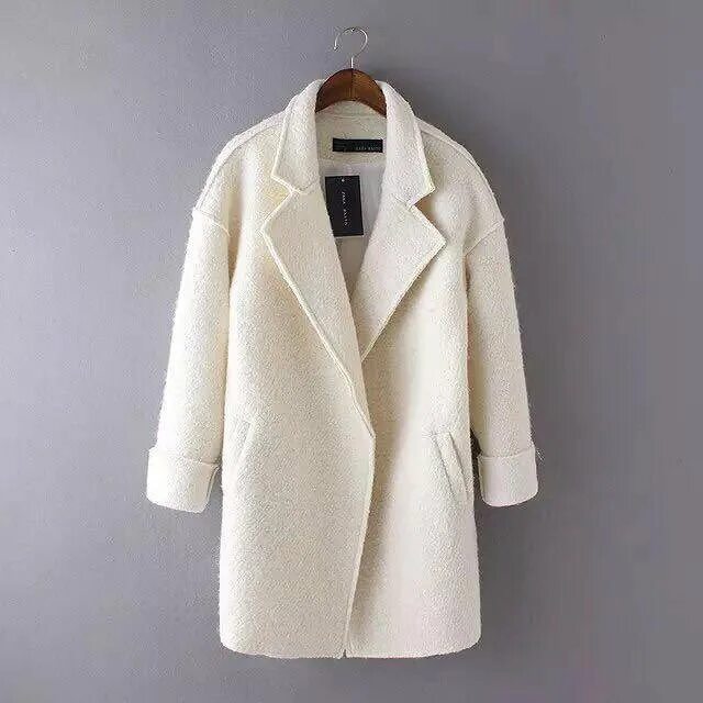 Белое короткое пальто. Плюшевое белое пальто без пуговиц. Девушка в пальто. Белое пальто шерсть. Пальто max mara с мехом.