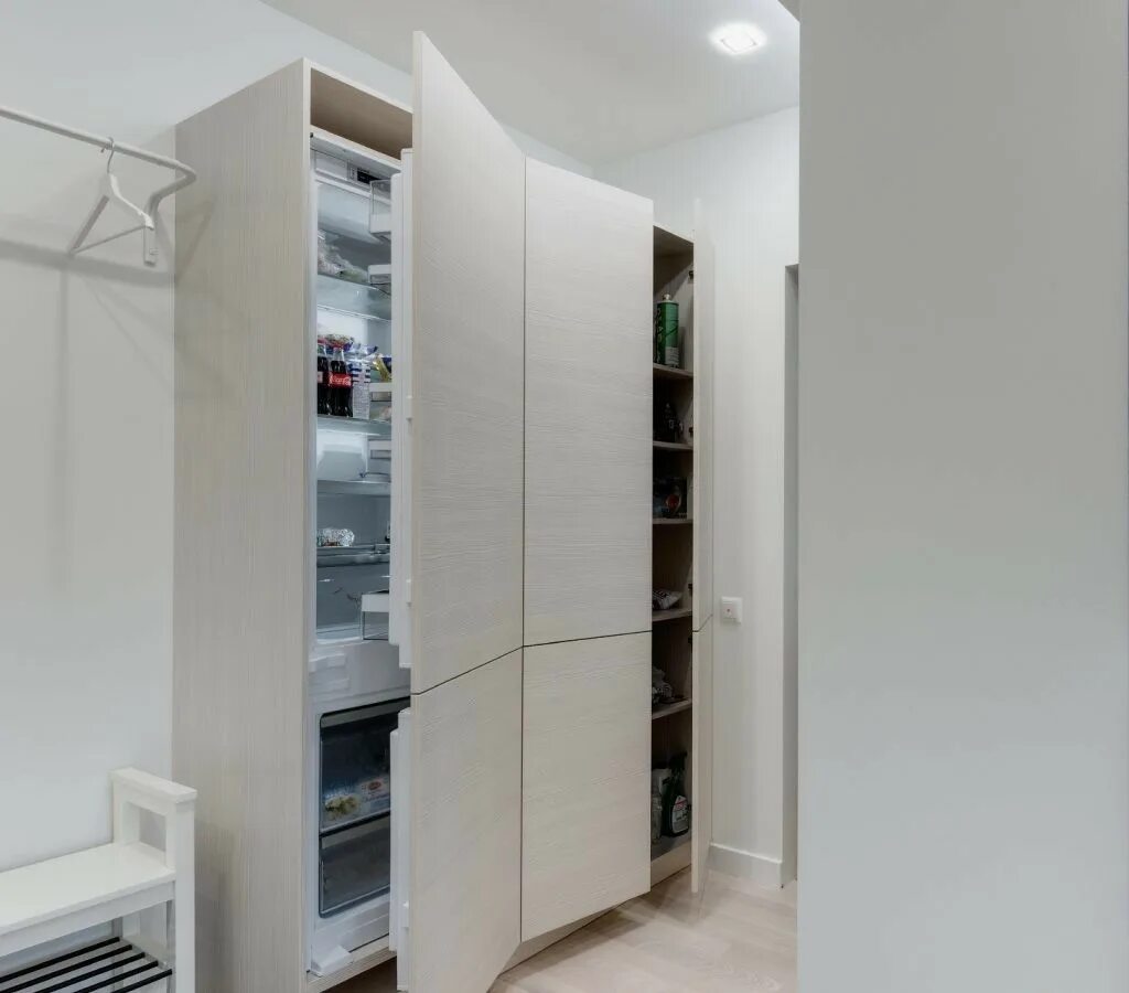 Как можно закрыть холодильник. Встраиваемый холодильник в коридоре. Встроенный холодильник в шкаф в прихожей. Встроенный холодильник в коридоре. Шкаф для встраиваемого холодильника.
