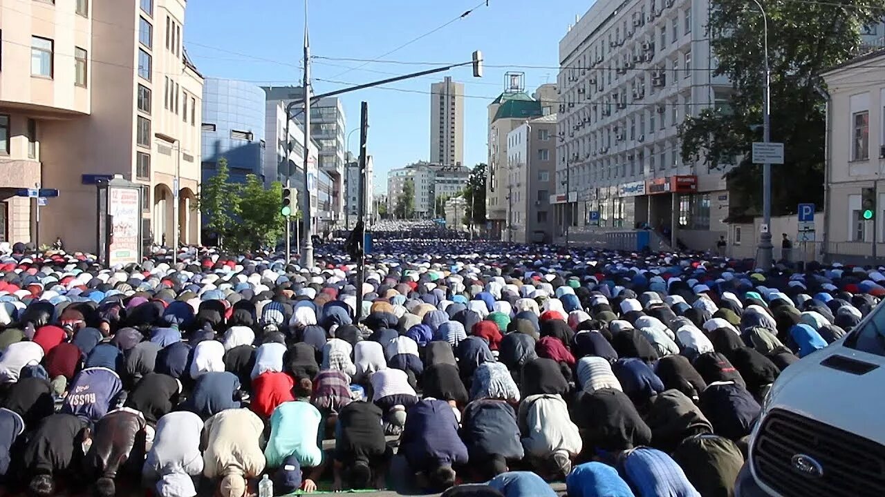 Курбан байрам в Соборной мечети Москвы. Намаз в Соборной мечети в Москве.