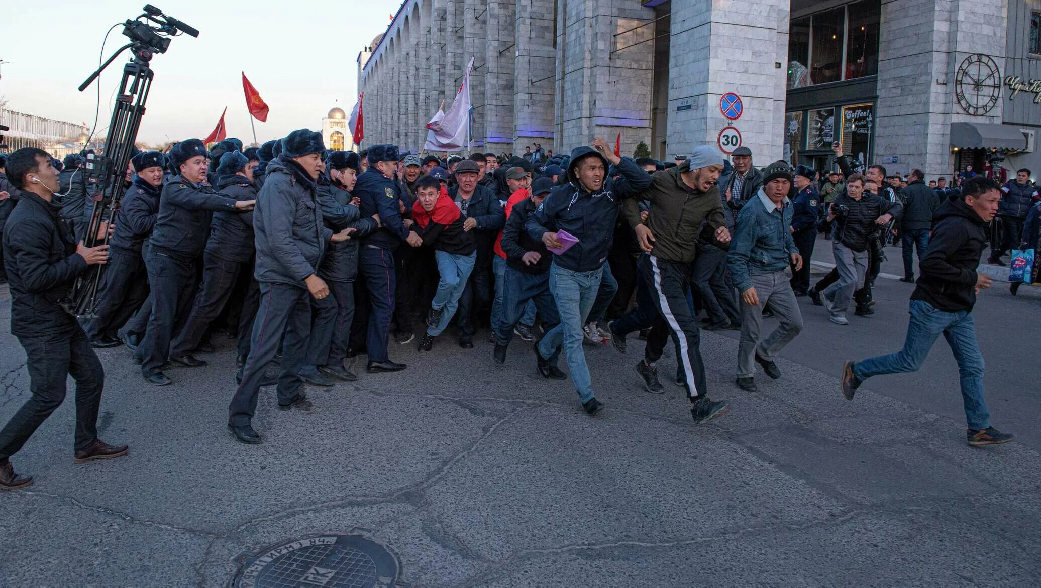 Гонения таджиков в москве. Митинг в Бишкеке 2020. Беспорядки в Киргизии 2020. Революция в Киргизии (2020).