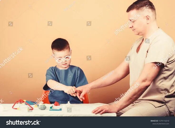 Папа играет с малышом врача. Her father a doctor. Father doctor. Картинки сын врач. Her father a doctor.