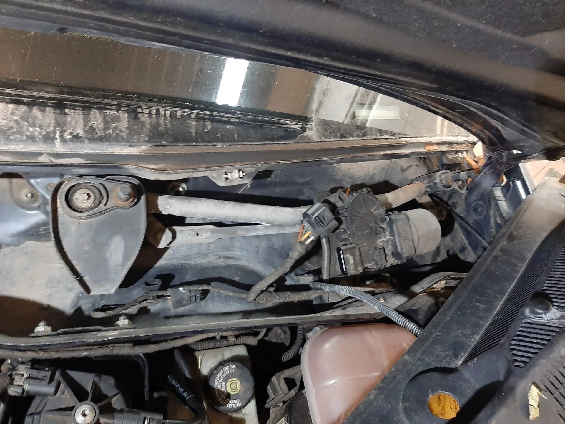 Дворники работают только на максимальной скорости. Дворники уаз хантер. Разъем датчика пежо 308. Шестерня моторчика стеклоочистителя опель астра h. Моторчик стеклоочистителя мерседес гелендваген.