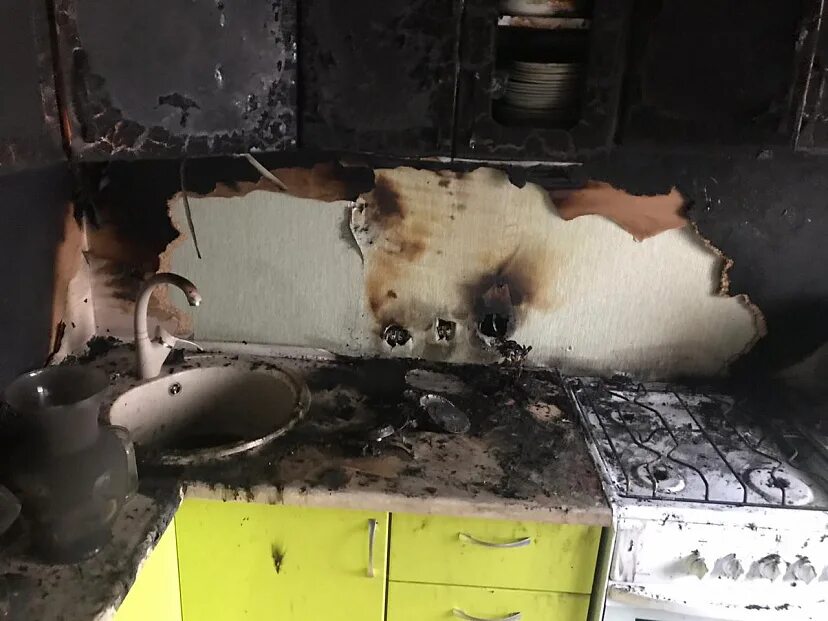 Сгорела кухня в квартире. Сгоревшая кухня. Кухня после пожара. Родники горит мебельный