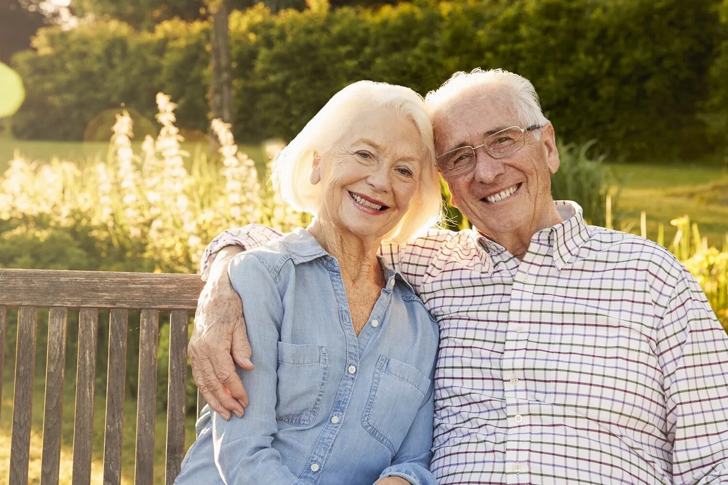 Do your grandparents. Счастливые пенсионеры. Счастливые пожилые люди. Счастливая пожилая пара. Счастливые пожилые пары.